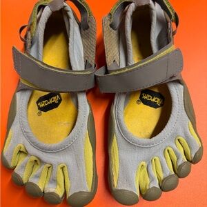 Vibram Womens FiveFingers Gray and Olive Water Shoes Size 36